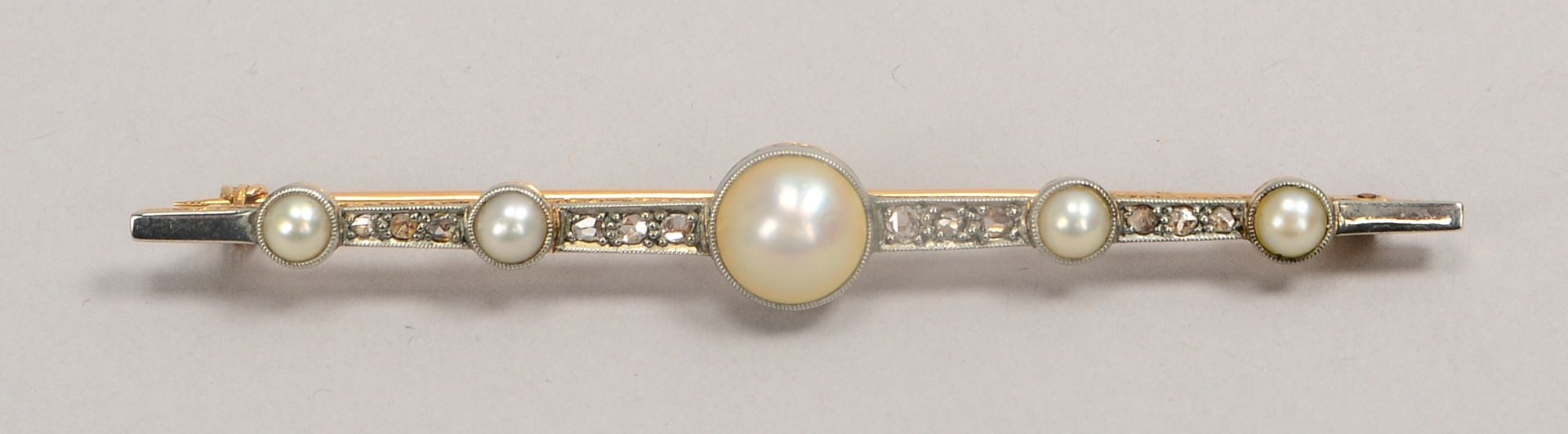 Brosche (Art déco), 585 GG/WG (gest.), mit 5x Perlen und 12x Diamantrosen; Gew. 4,95 g