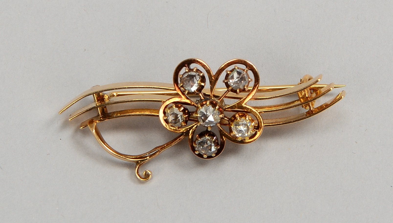 Brosche (Art déco), 585 RG (gepr.), mit 6x Diamantrosen; Länge 4 cm, Gew. 6,10 g