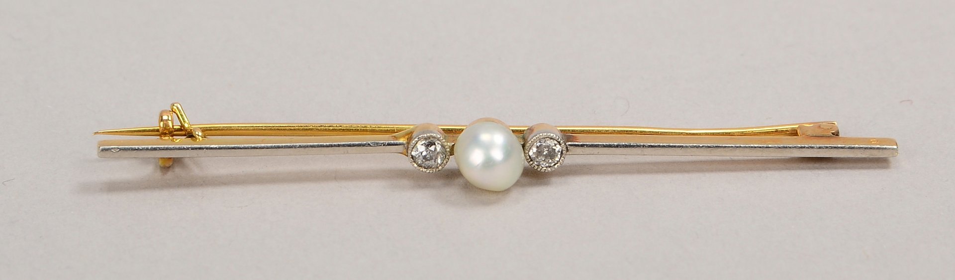 Stabbrosche, 585 GG/WG (gepr.), mit Perle und 2x kl. Diamantrosen; Gew. 2,20 g