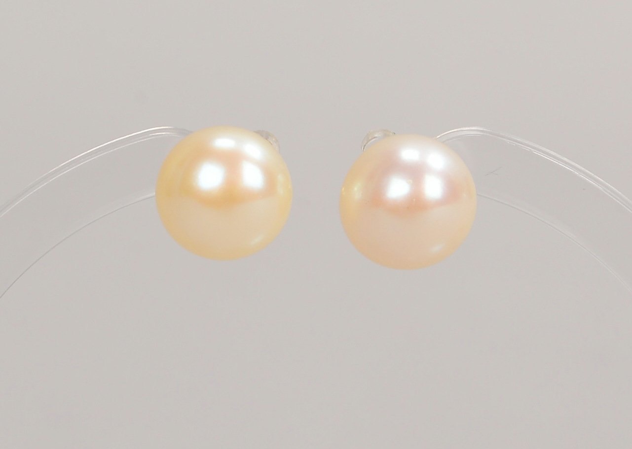 Paar Ohrstecker, 585 GG (gest.), jeweils mit Zuchtperle/Ø 9 mm; Gew. zus. 2,40 g