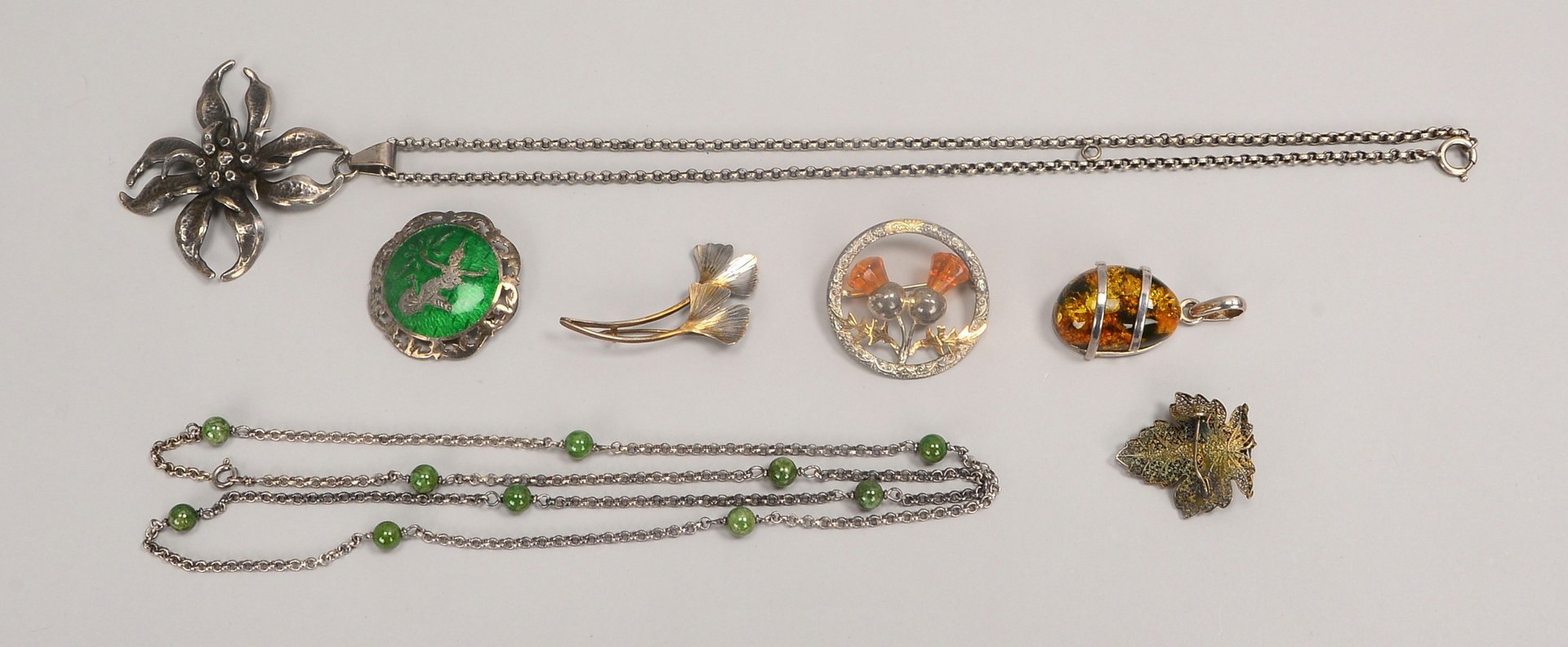 Silberschmuck, teils mit Bernsteinbesatz: je 2x Ketten, 2x Anh., 4x Broschen; Gew. zus. 105 g
