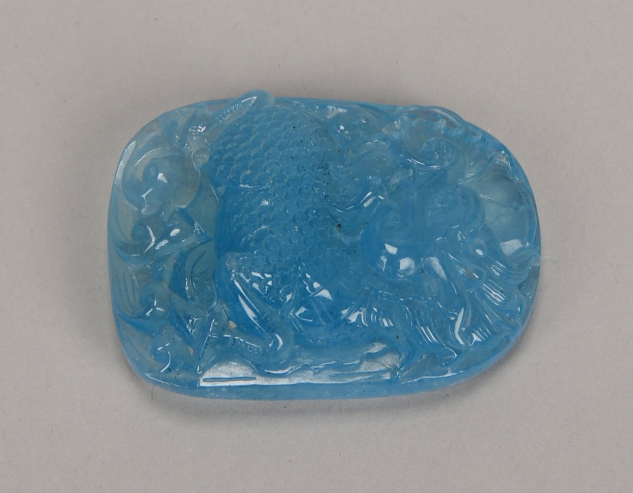 Anhänger, natürl. Aquamarin/ca. 219 ct, mit handgeschnittenem Motiv ('Drache') - unbeh.
