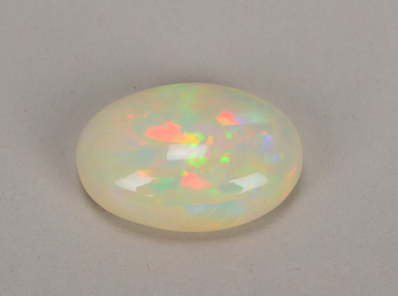 Loser Opal/ca. 51,25 ct, im Cabochonschliff, Farbe von schöner Leuchtkraft