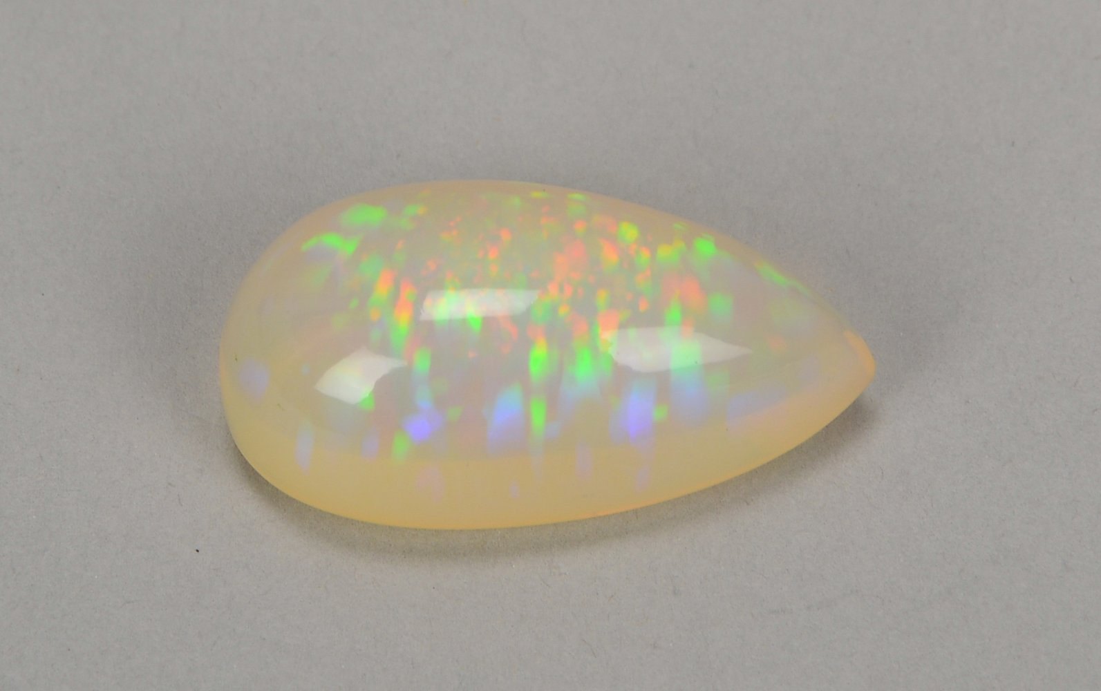 Loser Opal/ca. 28,25 ct, im Tropfenschliff, Farbe von schöner Leuchtkraft
