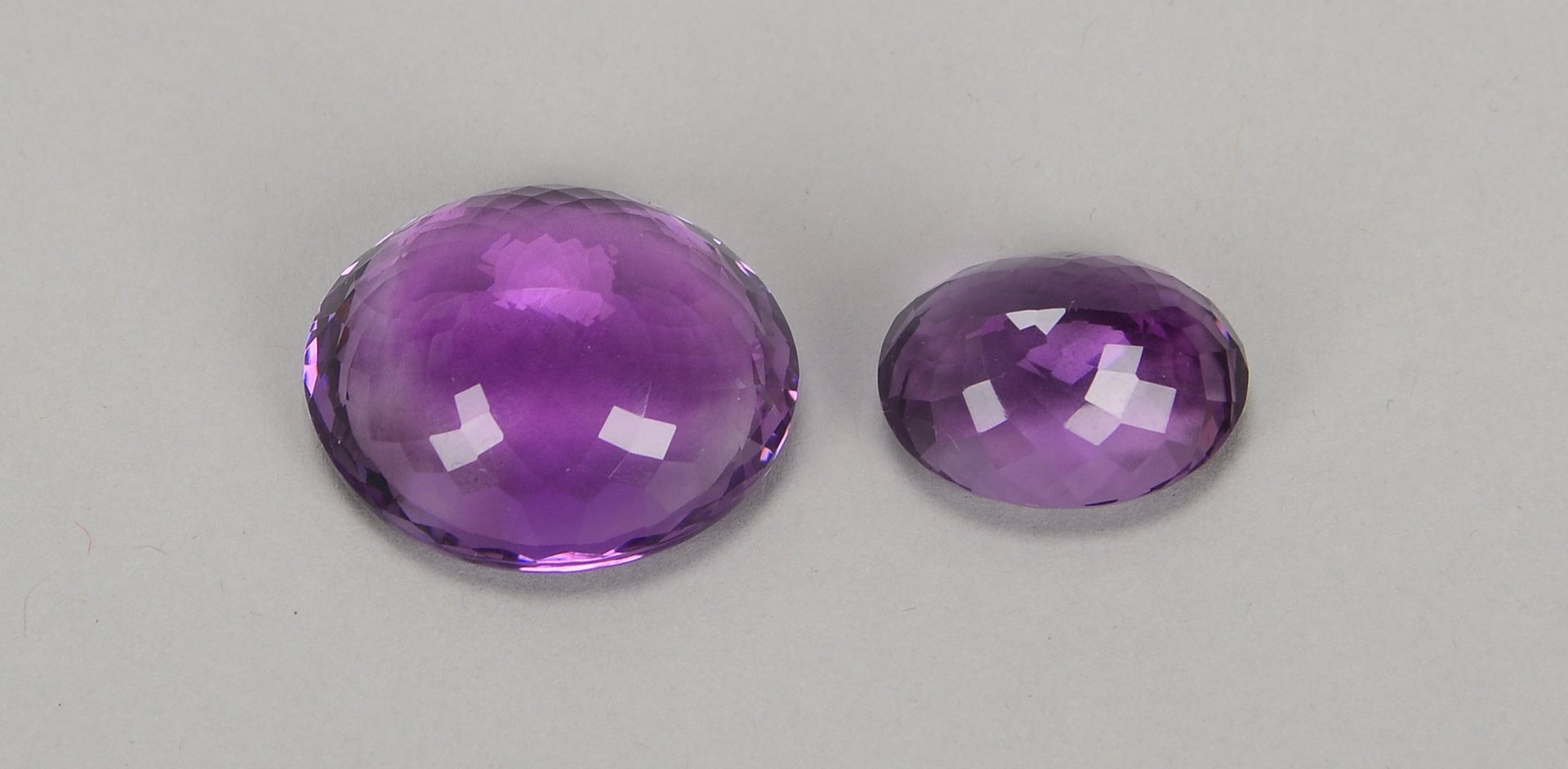 2 lose Amethyste/zusammen ca. 75,20 ct, facettierte Steine im Ovalschliff