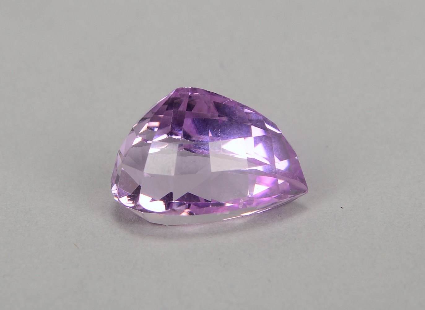 Lupenreiner Kunzit (Afghanistan), ca. 20,15 ct, fac. Stein im Tropfenschliff - unbeh.