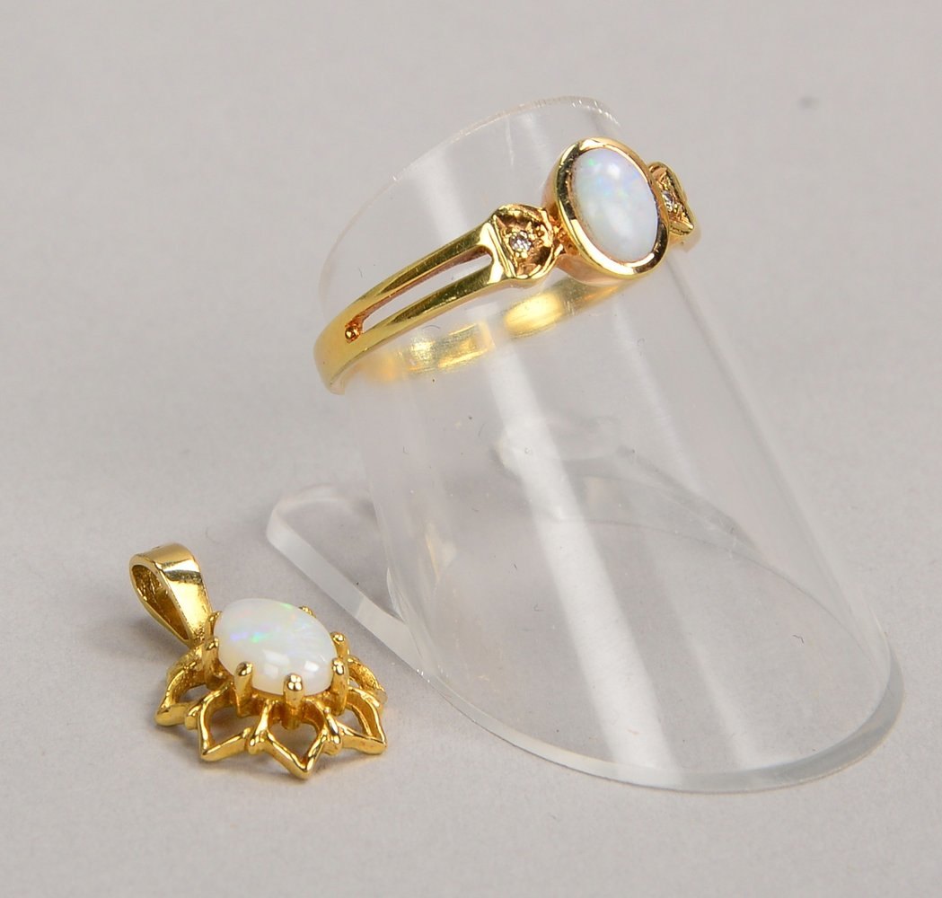 2 Opalschmuck-Teile, Ring, 585 GG (gest.), RG 53, und Anh., 375 GG (gest.)