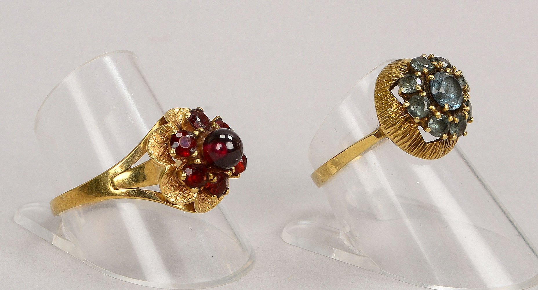 2 antike Ringe, 333 GG: 1x Granat, RG 63, und 1x Topas, RG 55; Gew. zus. 5,75 g