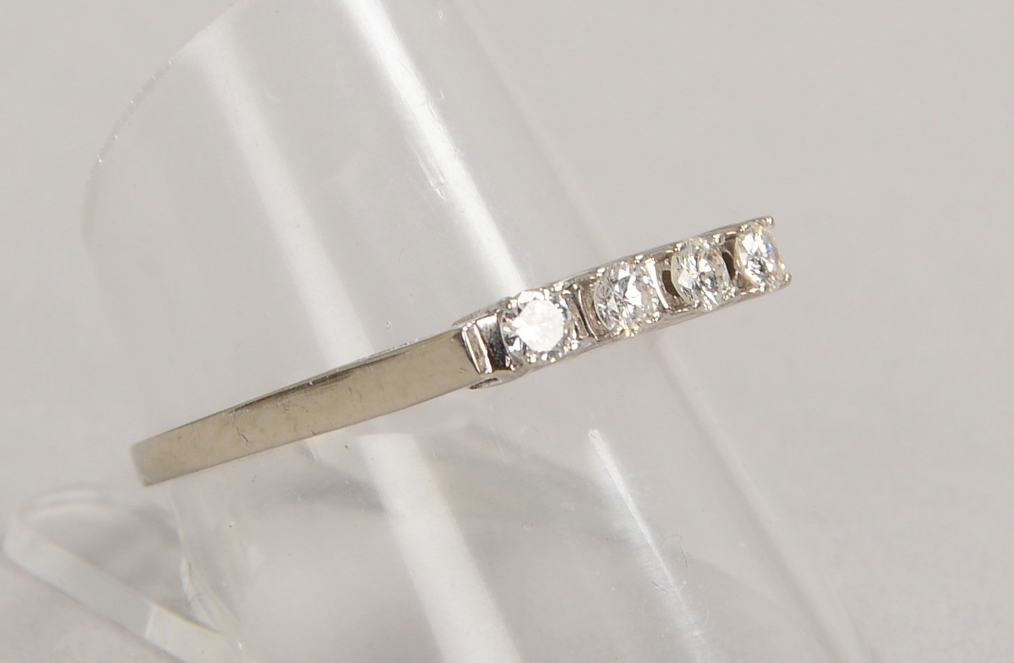 Ring, 585 WG (gest.), mit 4x kl. Brillanten/zus. ca. 0,20 ct, 'W-Si'; RG 60, Gew. 1,96 g