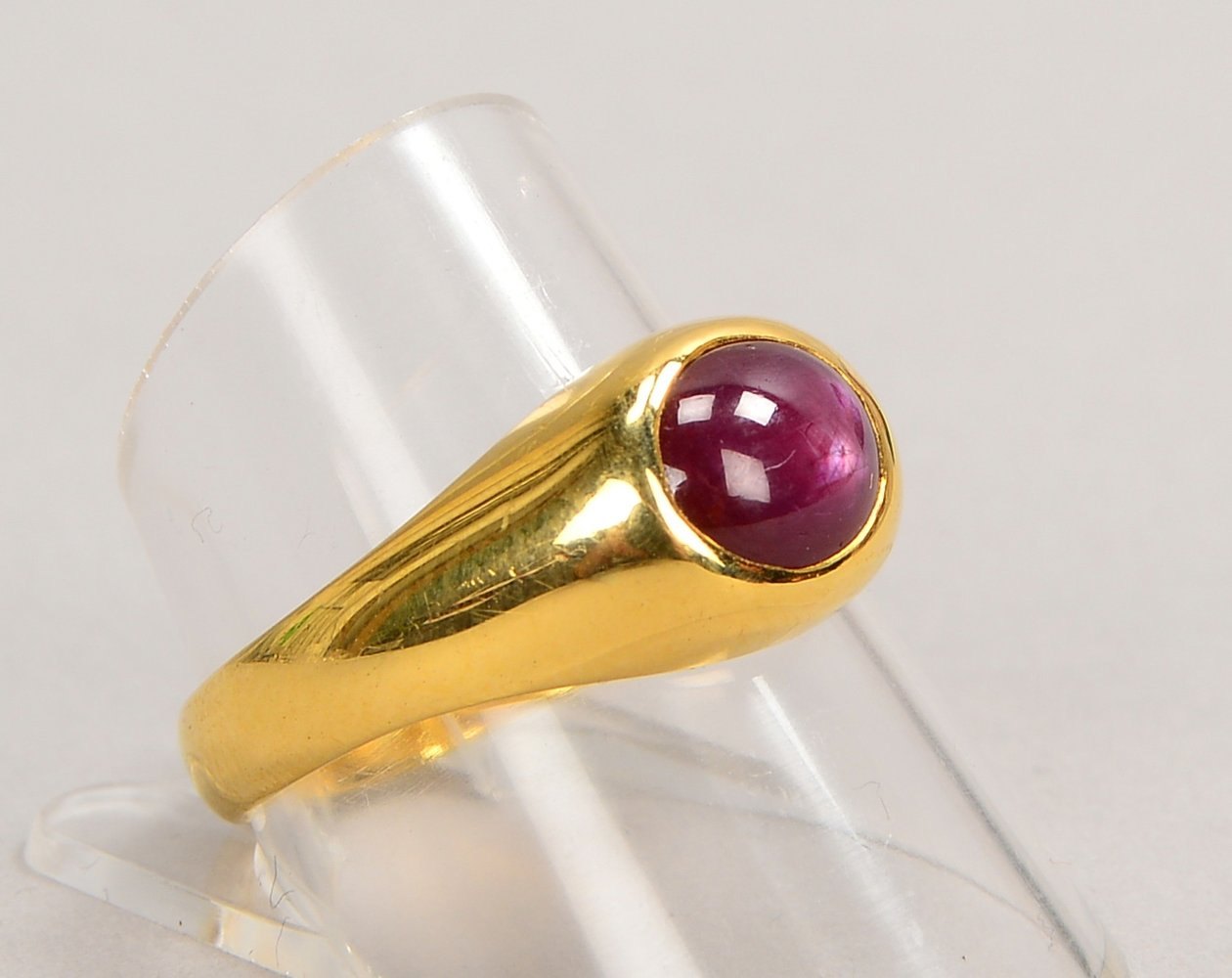 Ring, 750 GG (gest.), besetzt mit Rubin-Cabochon von ca. 0,76 ct; RG 60, Gew. 7,60 g