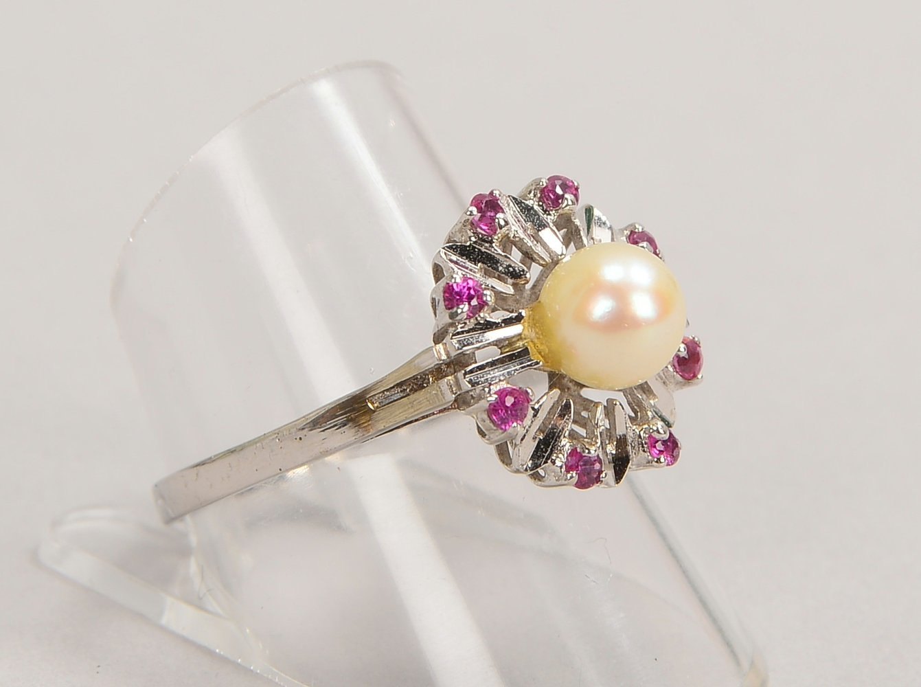 Ring, 585 WG (gepr.), einzelne Perle mit Entourage aus Rubinen; RG 59, Gew. 3,10 g