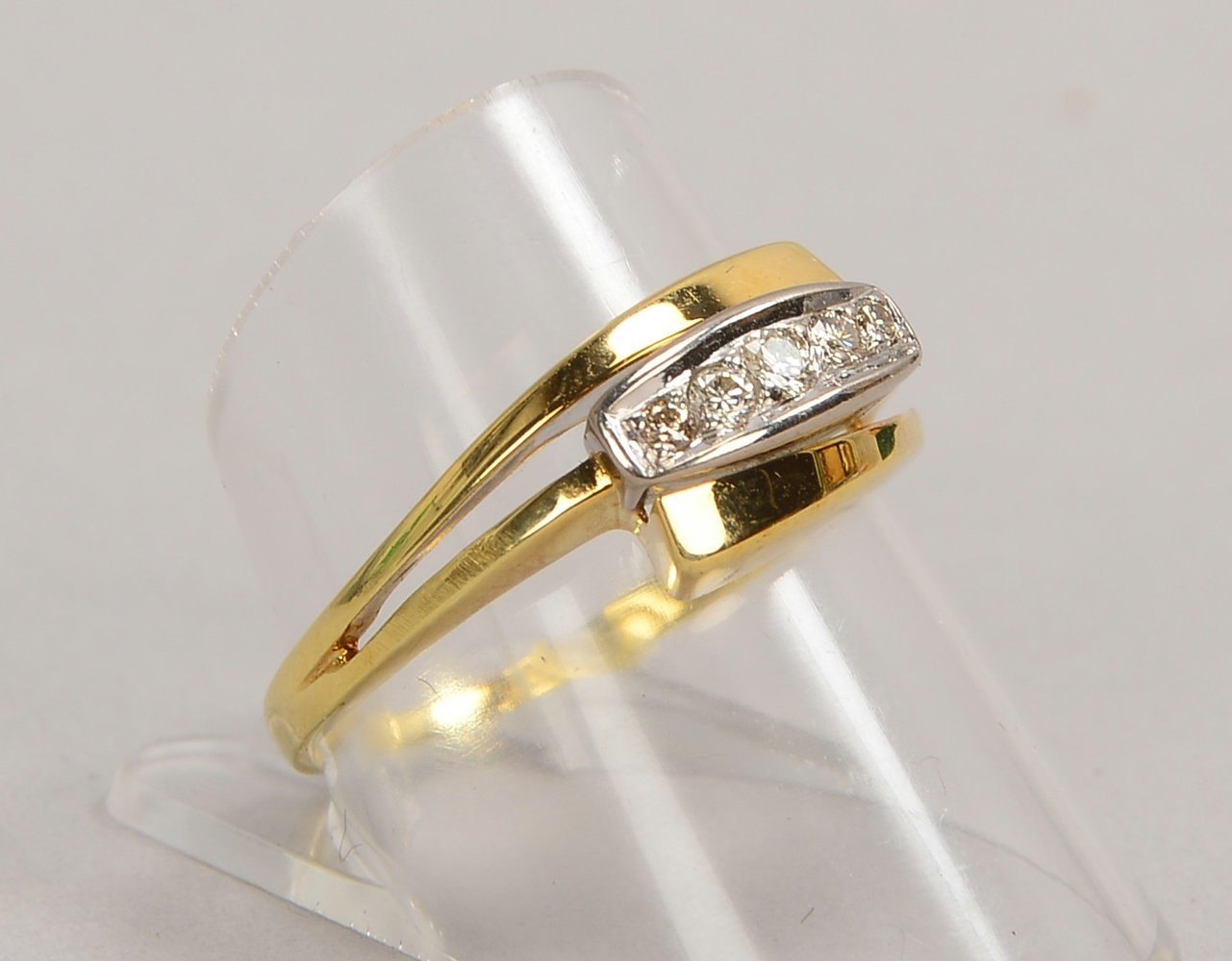Ring, 585 GG/WG (gepr.), mit 5x kl. Brill./zus. 0,08 ct, 'W-Si'; RG 60, Gew. 4,40 g