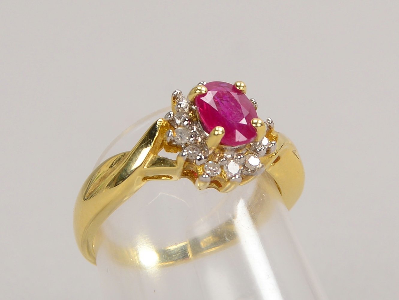 Ring, 585 GG (gest.), besetzt mit ovalem Rubin, mit Diam.-Entourage; RG 54, Gew. 3,80 g