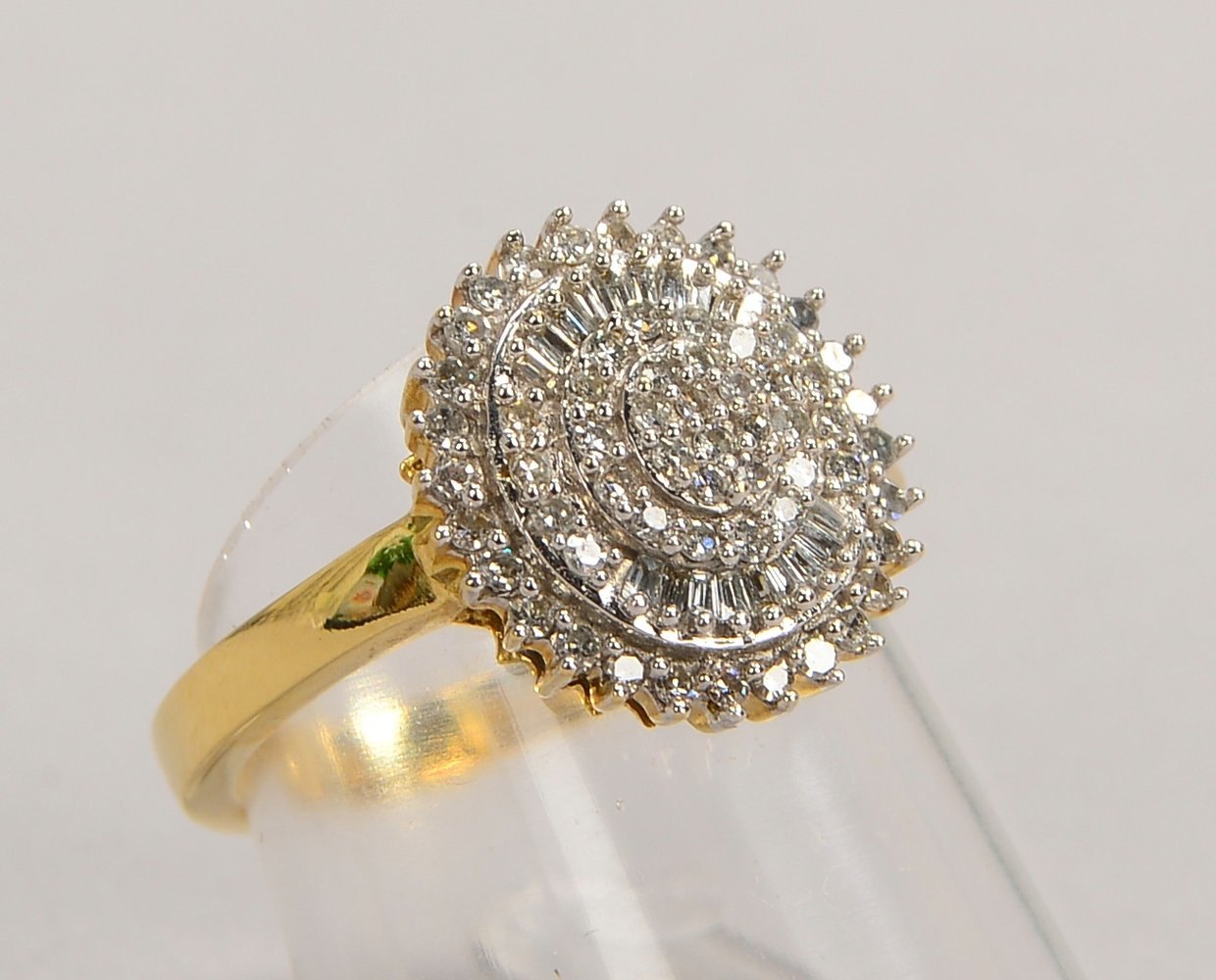 Ring, 585 GG/WG (gest.), runder RK mit 3-f. Diam.-Entourage; RG 54, Gew. 3,80 g