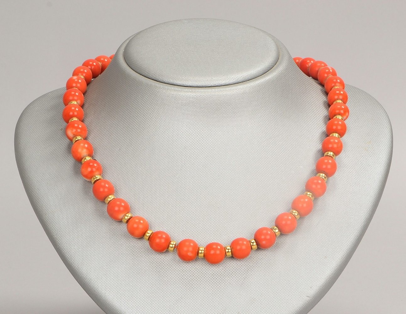 Collier, Korallenperlen Ø 10 mm und verg. Erbsen, 585 GG-Schl./mit Diam.; Gew. 64 g