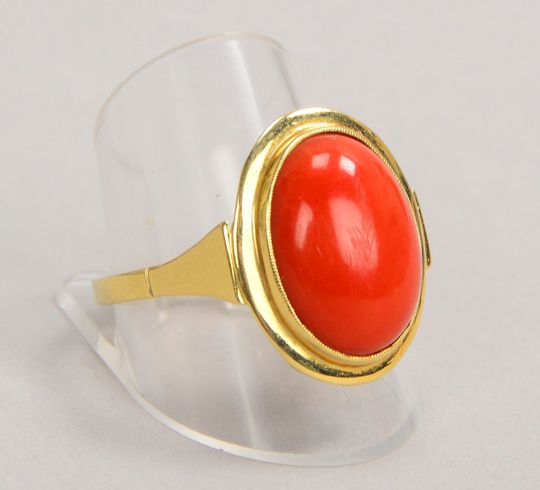 Ring, 585 GG (gest.), mit Korallen-Cabochon; RG 63, Gew. 5,80 g