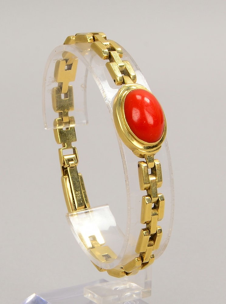 Armband, 585 GG (gest.), mit Korallen-Cabochon; Länge 17,5 cm, Gew. 14,50 g