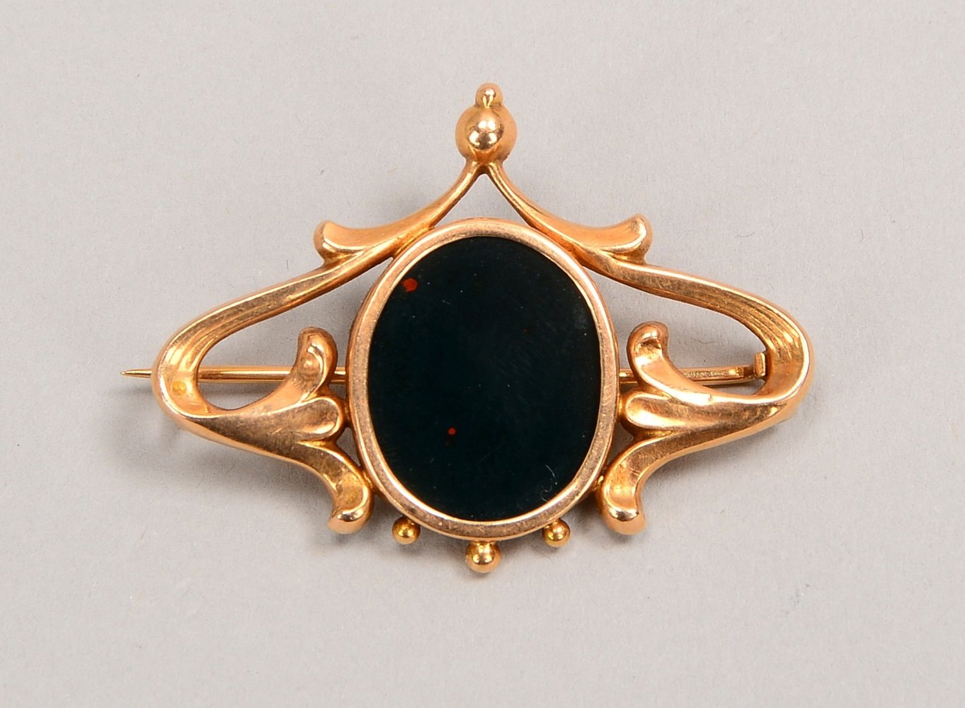 Brosche (Jugendstil), 585 RG (gest.), mit Blutjaspis-Platte; Länge 3,5 cm, Gew. 3,30 g