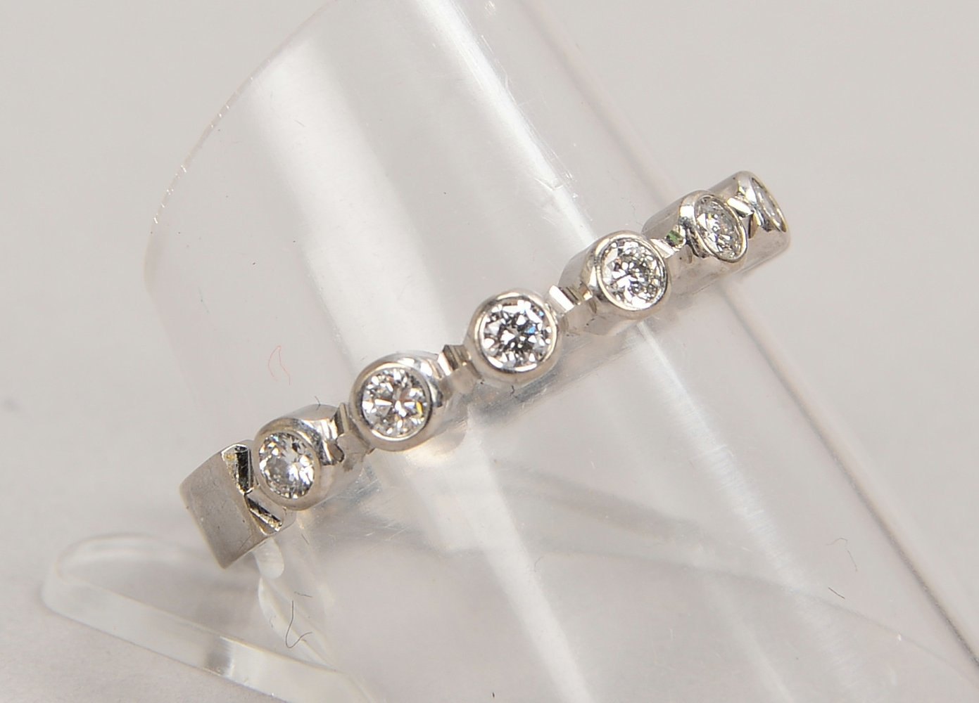 Ring, 585 WG (gest.), besetzt mit 8x kl. Brill./zus. ca. 0,36 ct; RG 59, Gew. 3,20 g
