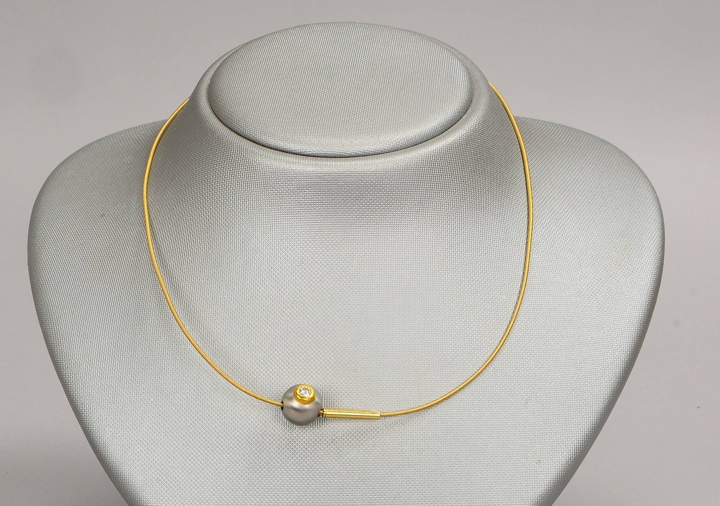Niessing-Collier, 750 GG (gest.), Anh. aus Weißgold-Perle/Ø 10 mm mit kl. Brill./ca. 0,10 ct
