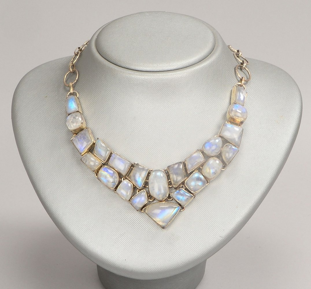 Silbercollier, mit Mondstein in untersch. Cabochons; Länge Collier bis 38 cm
