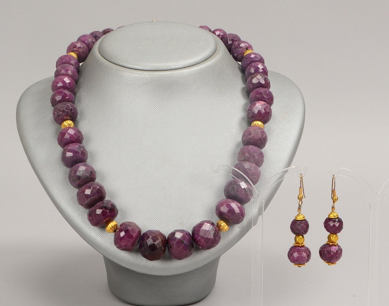 Collier und Ohrhänger, fac. Rubinperlen/Ø 11 mm - Ø 18 mm, mit goldf. Zwischenelem.