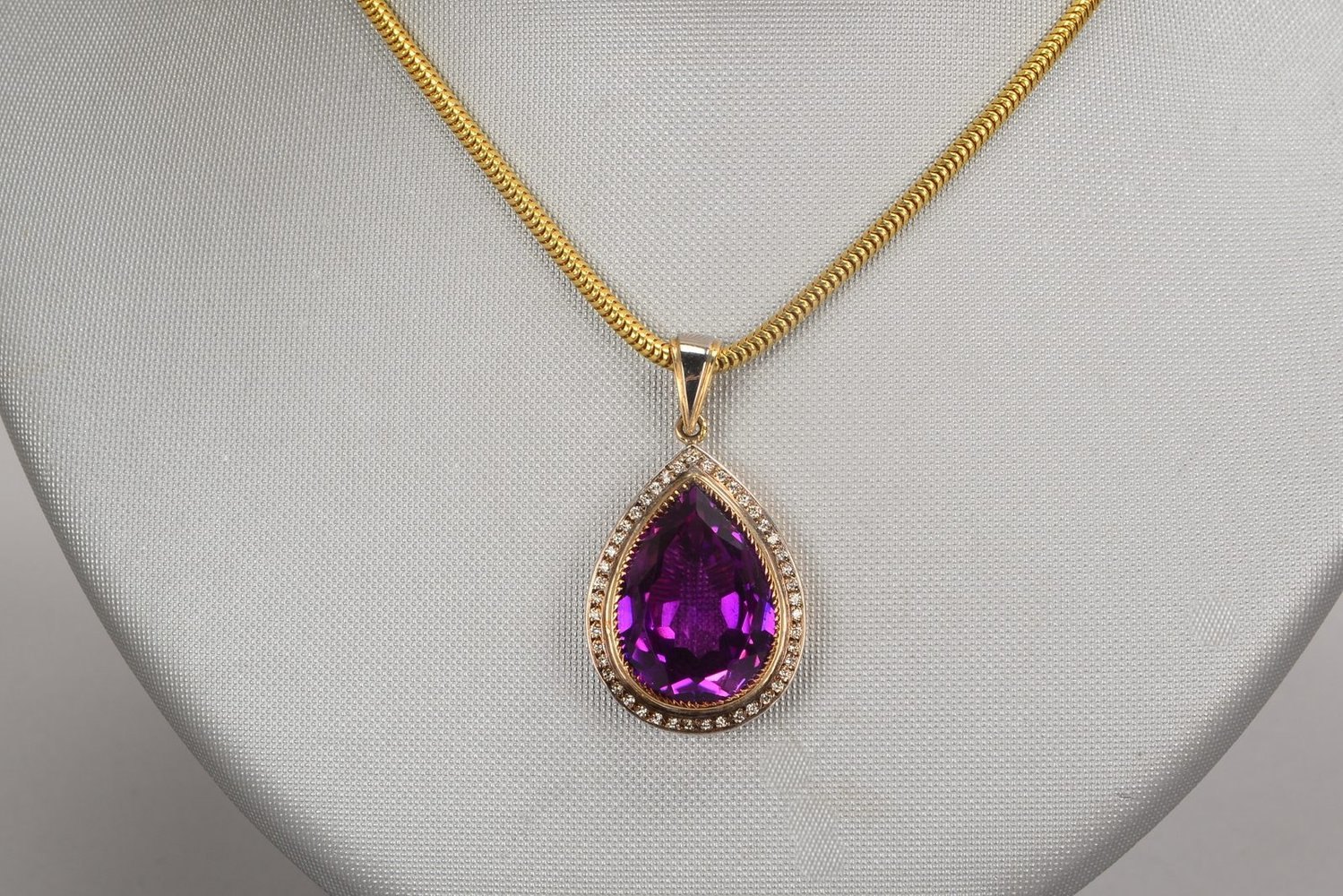 'Schlangenkette', 585 GG/WG (gest.), mit Anh., tropfenf. Amethyst, mit Diam.-Entourage
