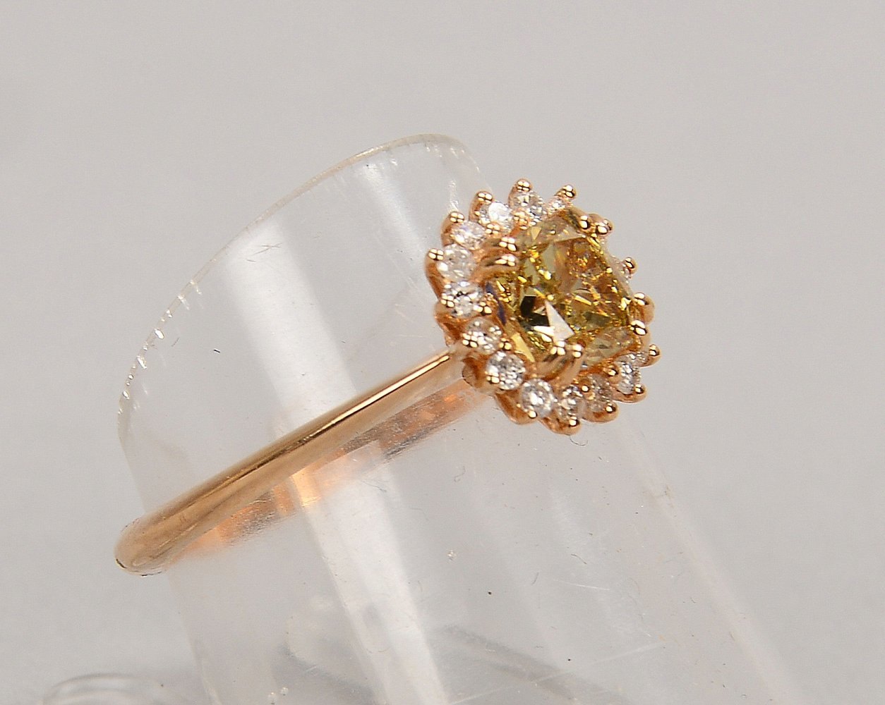Ring, 585 RG (gest.), mit Diam. von ca. 1,05 ct, 'Si2', und 16x kl. Brill./zus. ca. 0,16 ct
