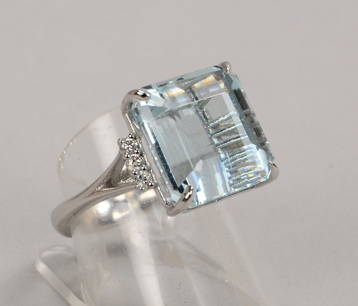 Ring, 585 WG (gest.), mit Aquamarin/ca. 15,10 ct, und 6x kl. Brill./zus. ca. 0,17 ct; RG 55
