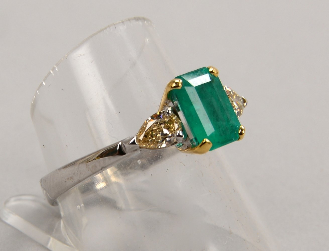 Ring, 585 WG (gest.), mit Smaragd/ca. 1,39 ct, und 2x Diam./zus. ca. 0,43 ct; RG 57