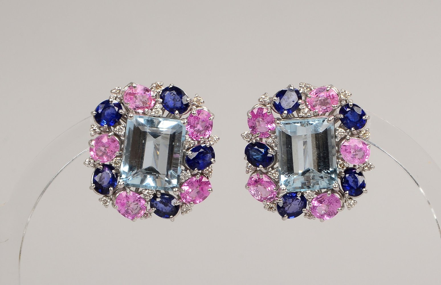 Paar Ohrstecker, 585 WG (gest.), mit Aquamarin/zus. ca. 9,39 ct, Saphiren/zus. 7,82 ct, und Diam.