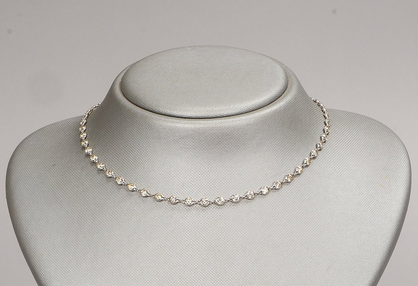 Halskette, 750 WG (gest.), mit 63x Brill./zus. ca. 5,48 ct, getöntes Weiß-'Vsi'; Gew. 7,80 g