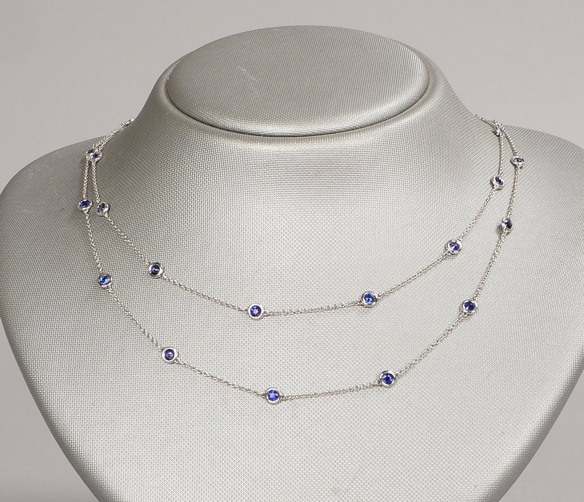 Sautoirkette, 585 WG (gest.), mit 31x Saphiren/zus. ca. 3,0 ct; Länge 100 cm, Gew. 8 g