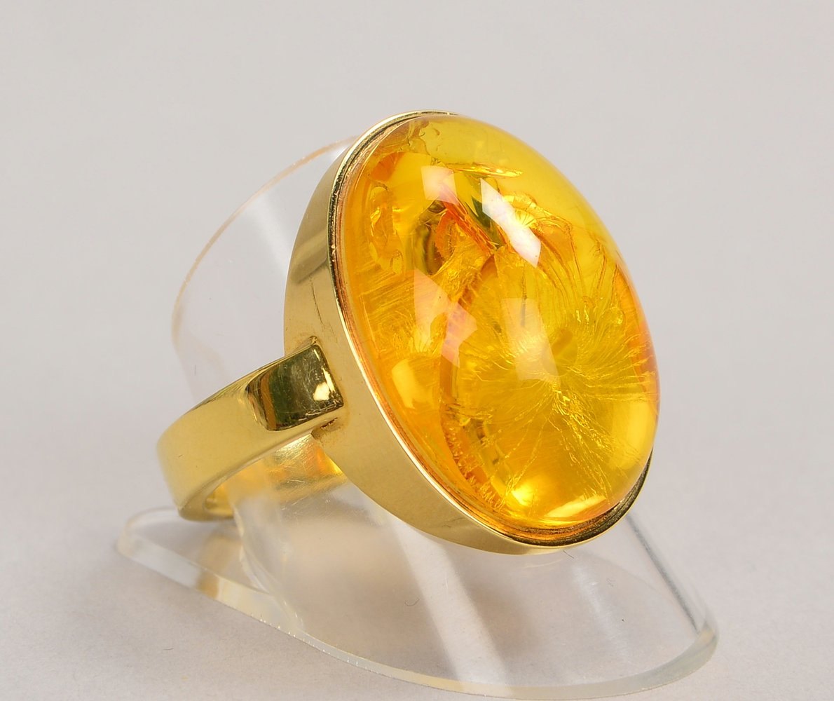 Ring, 585 GG (gest.), mit Bernstein-Cabochon; RG 65, Gew. 8,80 g