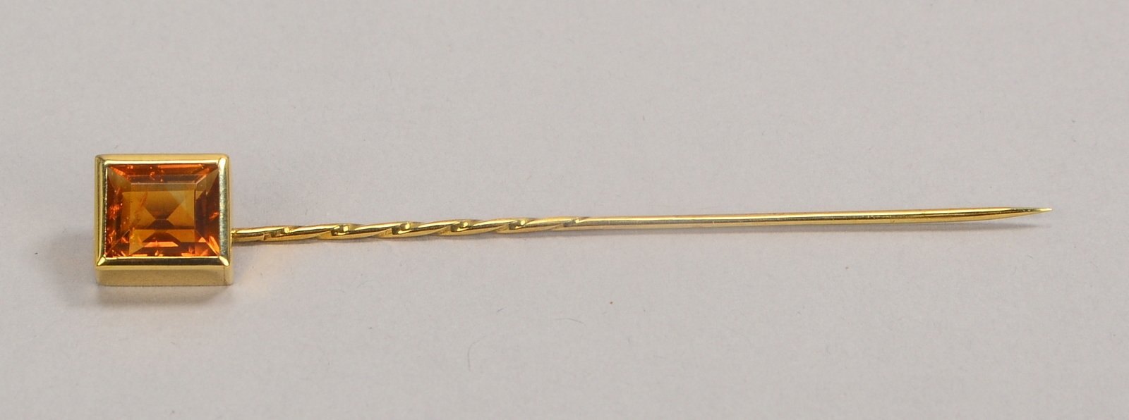 Krawattennadel, 585 GG (gest.), mit Mandarin-Citrin im Carréschliff; Gew. 2,50 g