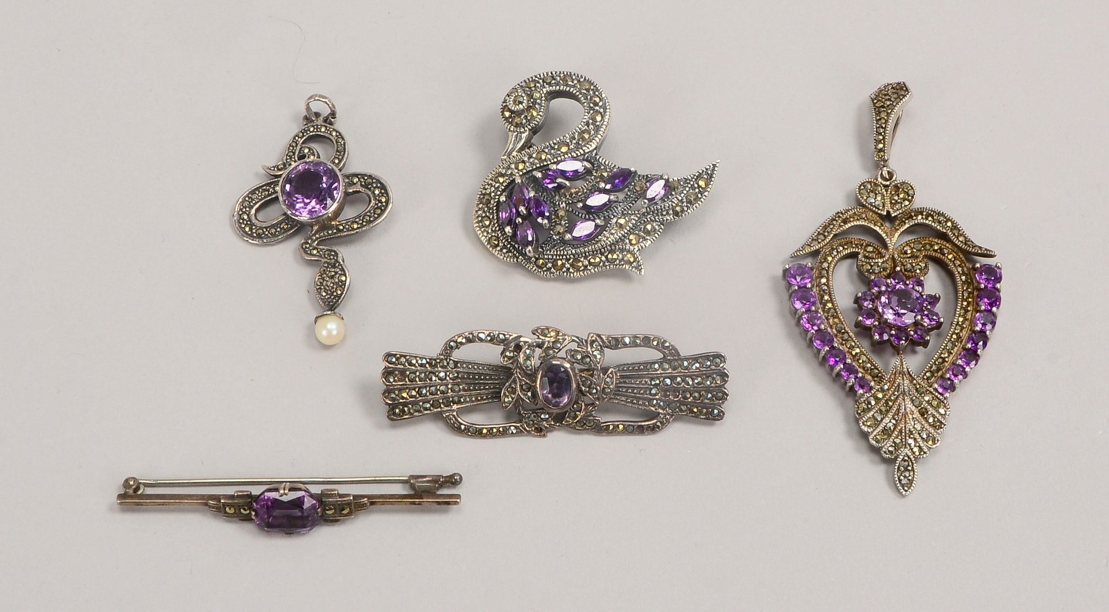 Silberschmuck, Art déco-Ausf., mit Amethyst/Markas.: 3x Broschen, 2x Anh.