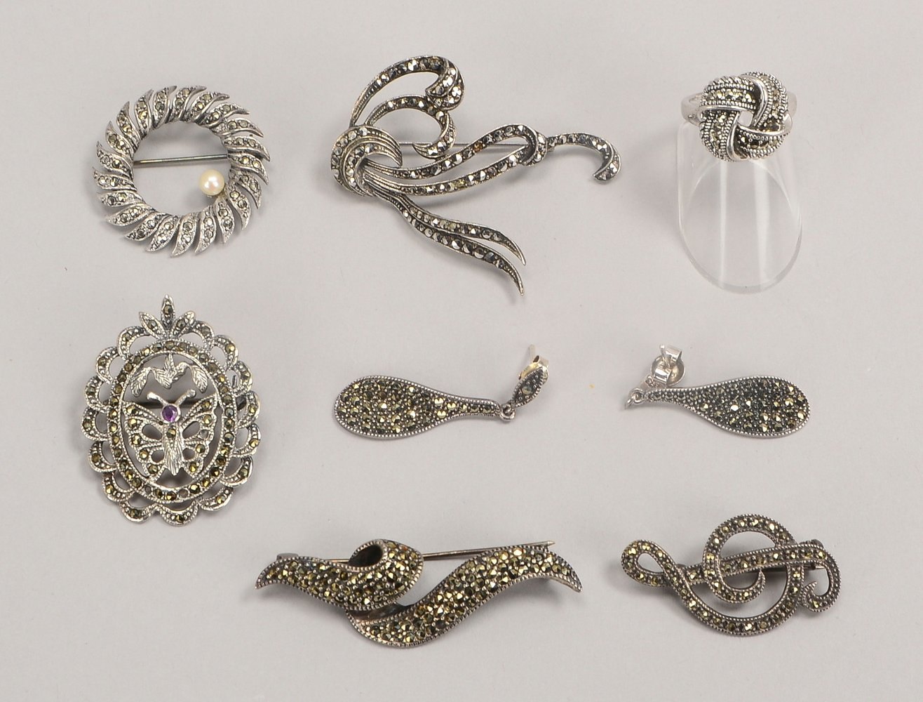 Silberschmuck, Art déco-Ausf./Markasiten: 5x Broschen, 1 Ring, und Paar Ohrst.