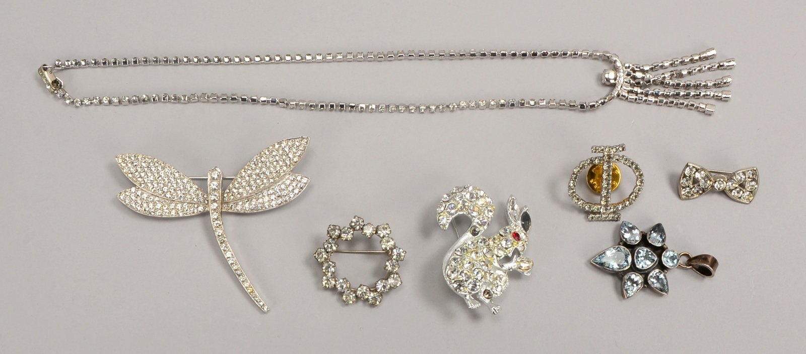 Modeschmuck, versch. Ausf./teils mit Strassbesatz: Collier, Anh. und 5x Broschen