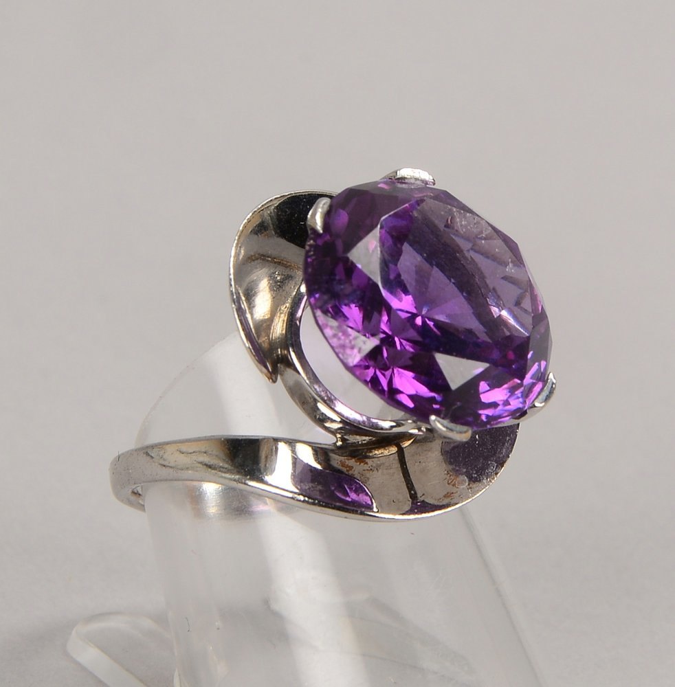 Ring, 585 WG (gest.), fac. Amethyst im Rundschliff; RG 55, Gew. 8,20 g