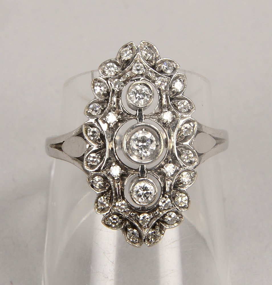 Ring, 525 kt WG (so gest.!), im Art déco-Stil, mit Diam.; RG 56, Gew. 5 g