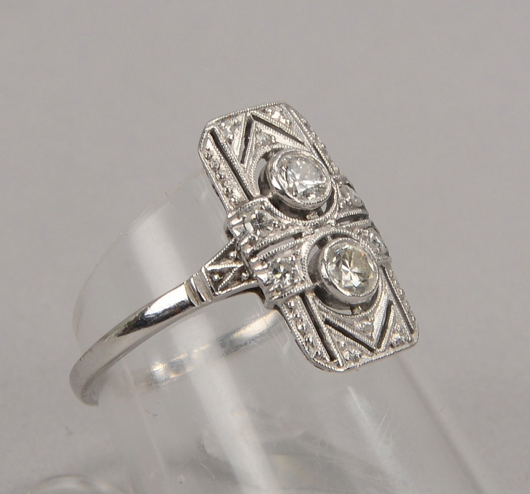 Ring, 585 WG (gest.), im Art déco-Stil, mit Diam.; RG 55, Gew. 2,60 g