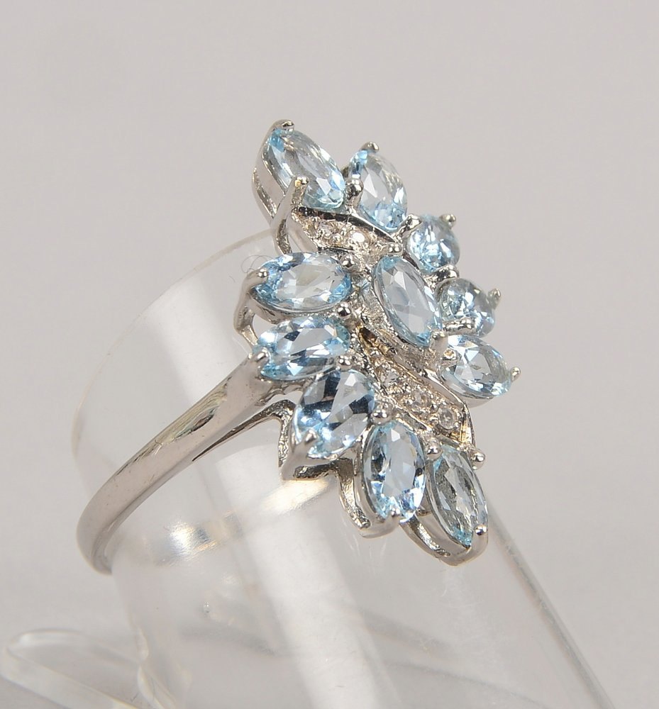 Ring, 375 WG (gest.), mit blauen Turmalinen(?) und kl. Diam.; RG 57, Gew. 3,40 g