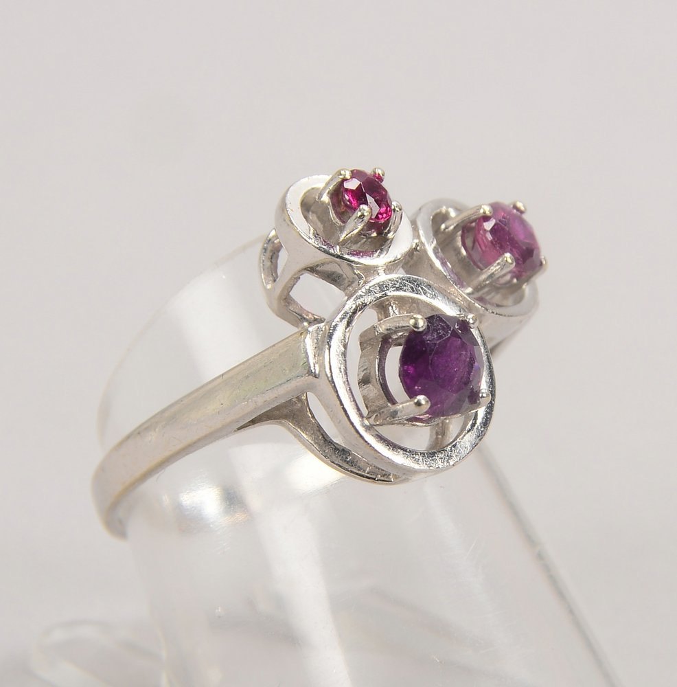 Ring, 585 WG (gest.), mit 3-fachem Rubinbesatz; RG 56, Gew. 4,20 g