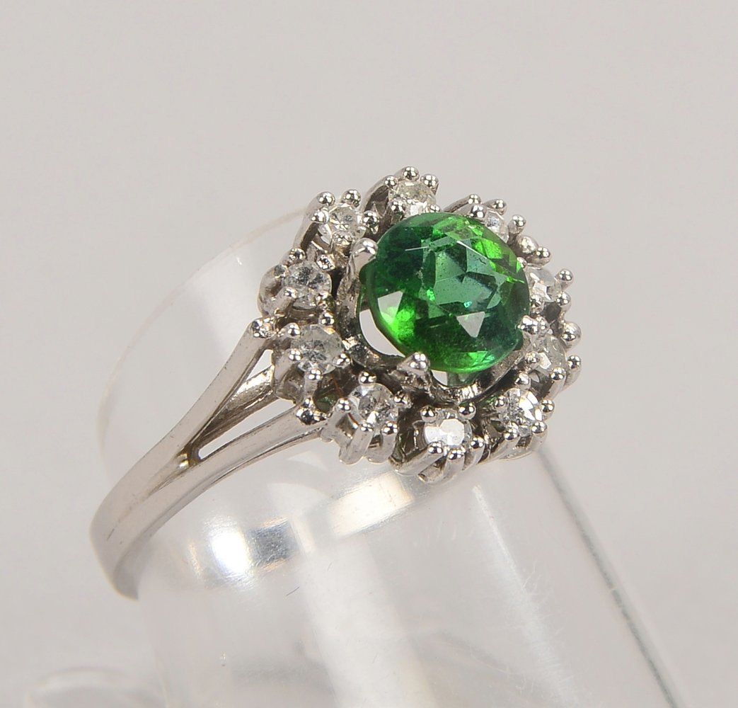 Ring, 585 WG (gest.), mit einzelnem Turmalin, mit Diam.-Entourage; RG 56, Gew. 4 g