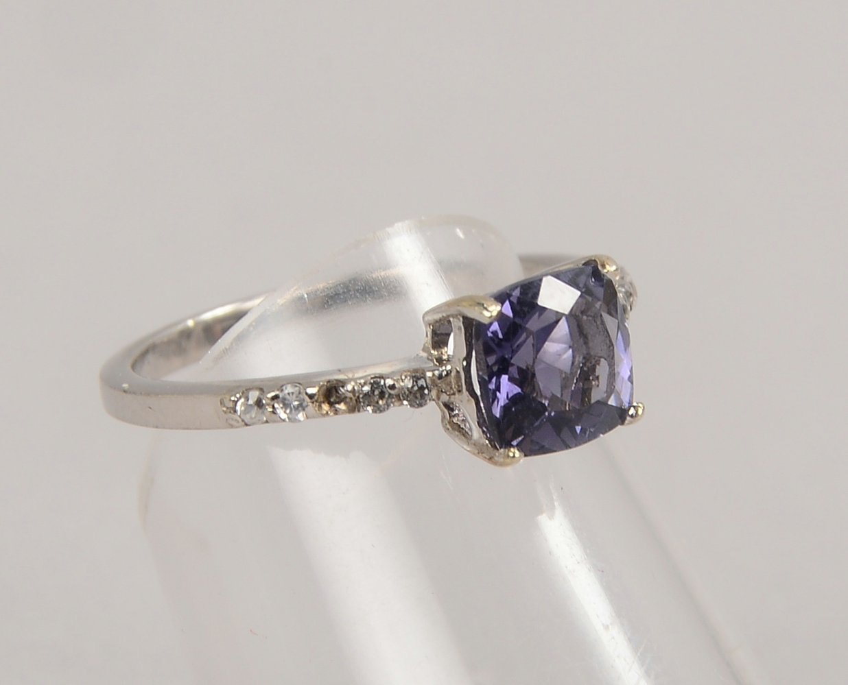 Ring, 375 WG (gest.), mit Blaubeer-Quarz/ca. 0,79 ct. und kl. Zirkonen; Gew. 1,70 g