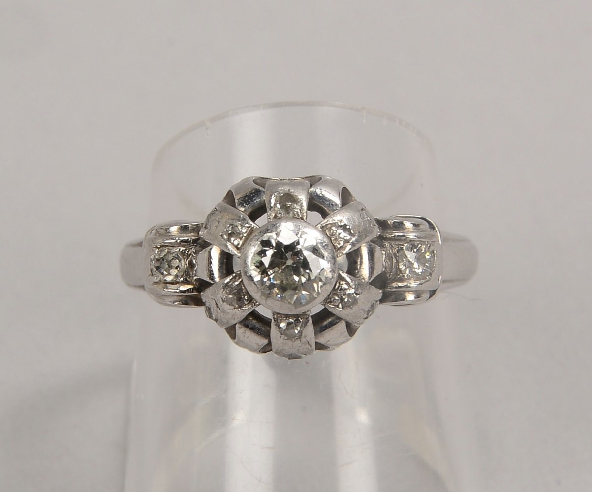 Ring, 585 WG (gest.), mit Altschliff-Diamant und Diamantrosen; RG 56, Gew. 5 g
