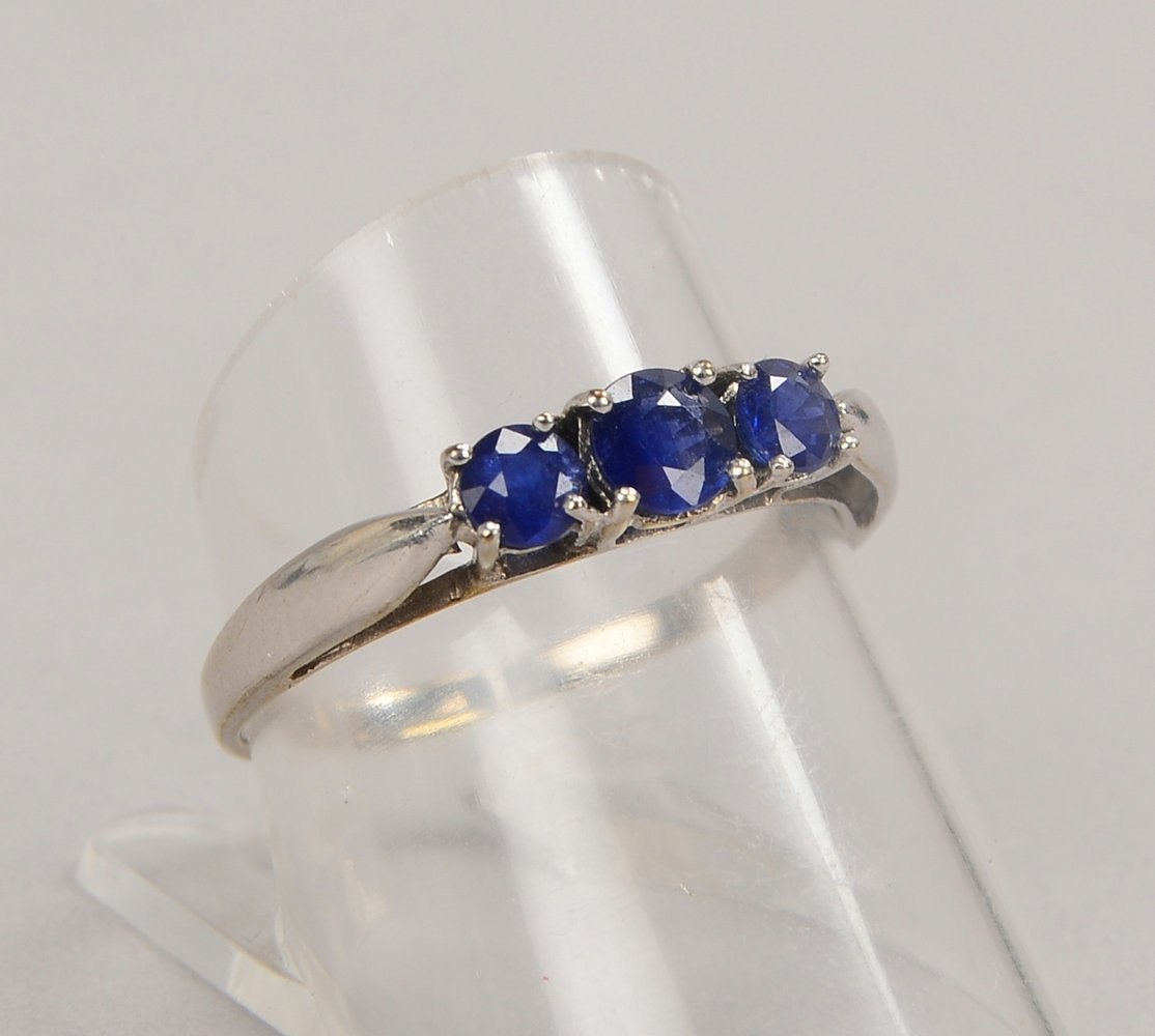 Ring, 375 WG (gest.), mit 3-fachem Saphirbesatz; RG 57, Gew. 1,60 g