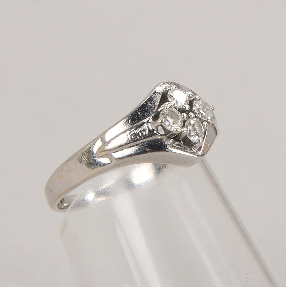 Ring, 585 WG (gest.), besetzt mit 4x kl. Brillanten; RG 50, Gew. 2,30 g