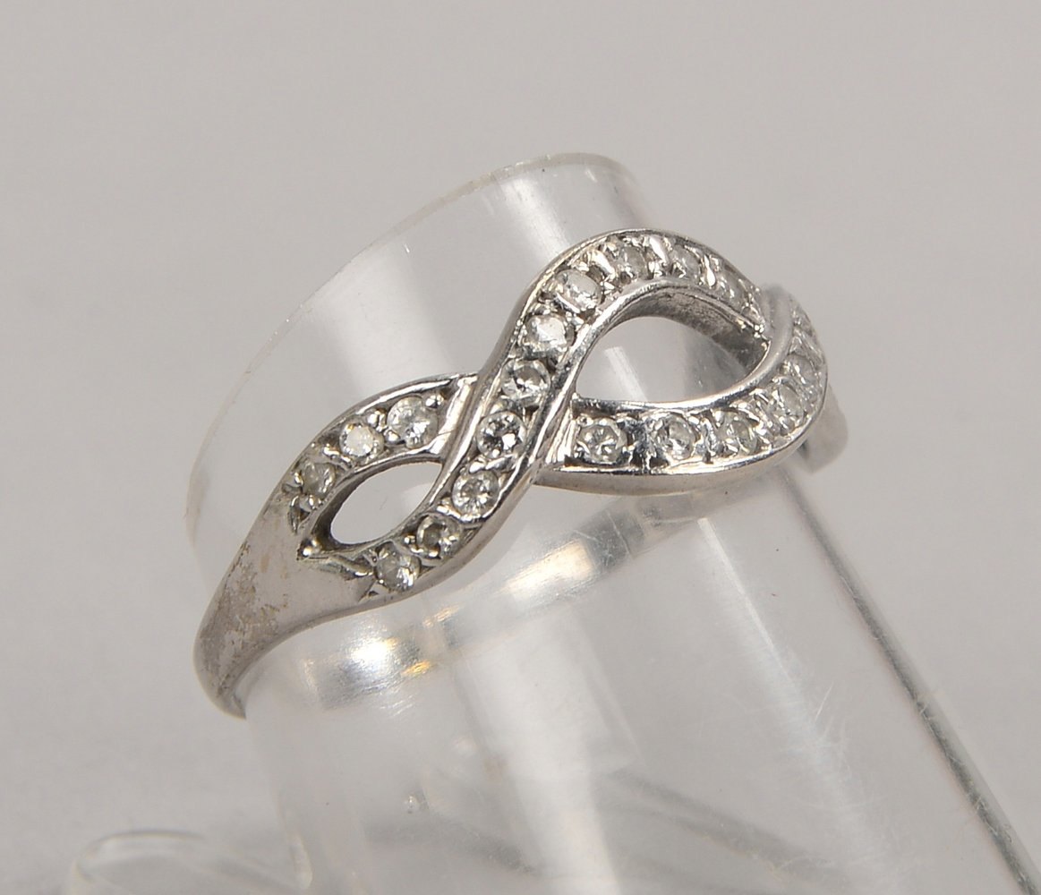 Ring, 585 WG (gest.), besetzt mit 26x kl. Diamanten; RG 56, Gew. 2,20 g