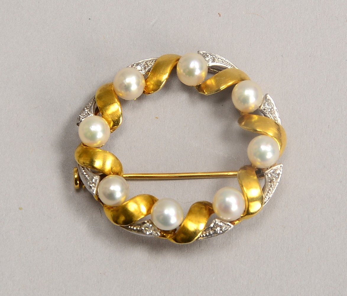 Brosche, 585 GG/WG (gest.), mit je 8x Perlen und 8x Diamanten; Ø 3 cm, Gew. 6 g